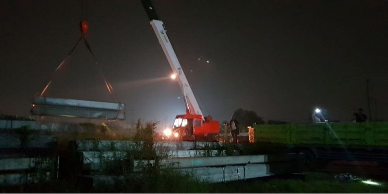Rangka baja jembatan pengganti untuk Jembatan Cincin Lama dikirim dari gudang peralatan Kementerian PUPR, Citereup, Bogor, Jawa Barat, Rabu (18/4/2018).