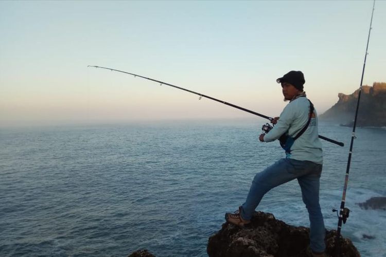 Para Pemancing Saat Memancing di Kawasan Pantai Gunungkidul (Ist Dokumentasi Handayani Rock Fishing) 