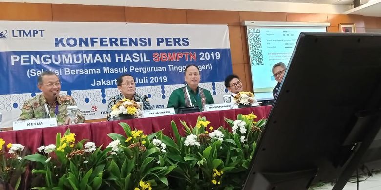 Ketua LTMPT Prof. Ravik Karsidi dan Menristekdikti Mohamad Nasir saat memberikan penjelasan dalam konferensi pers Pengumuman Hasil SBMPTN 2019 di Gedung Kemenristekdikti, Jakarta (9/7/2019).
