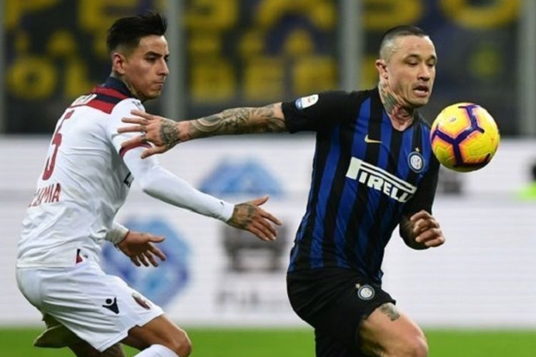 Radja Nainggolan mencoba melepaskan diri dari kawalan Erick Pulgar pada pertandingan Inter Milan vs Bologna di Stadion Giuseppe Meazza dalam lanjutan Liga Italia, 3 Februari 2019. 