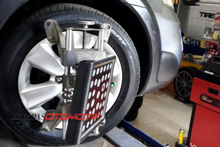 Proses spooring dengan sensor dan komputer di Tirezone.