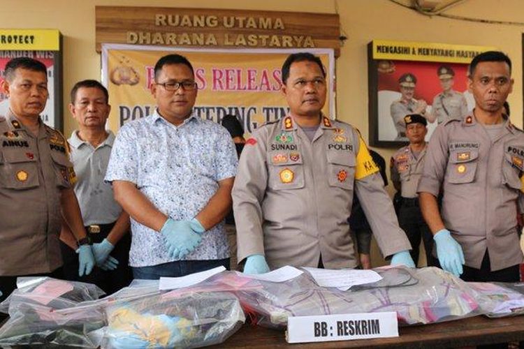 Polisi Tangkap 2 Remaja Pembunuh Siti Aminah, Karyawati PTPN IV, Kapolres Tebing Tinggi AKBP Sunadi saat paparkan kasus pembunuhan yang terjadi terhadap pegawai PTPN.