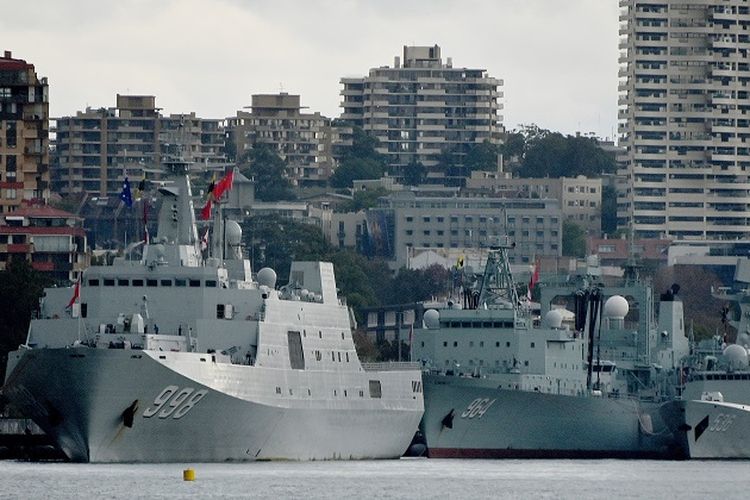 Tiga kapal perang China terlihat merapat di pangkalan angkatan laut Garden Island di Sydney pada Senin (3/6/2019). (AFP/PETER PARKS)