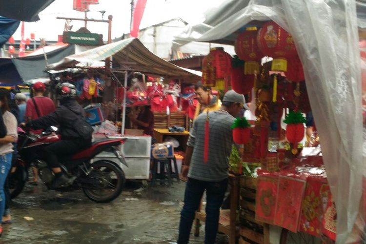 Lapak penjualan pernak-pernik Imlek yang ada di Pasar Lama Tangerang, Kamis (15/2/2018).