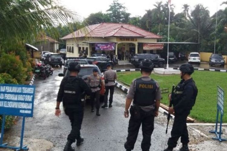 Aksi penyerangan Kantor Polsek Maro Sebo, Kabupaten Muaro Jambi, Jambi, oleh orang tak dikenal, Selasa (22/5/2018), mengakibatkan dua anggota polisi terluka.