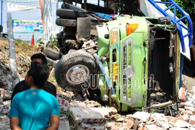 Kondisi truk Fuso terguling di simpang tiga Mlirip, Kecamatan Jetis, Kabupaten Mojokerto, Jawa Timur, Rabu (11/7/2018).