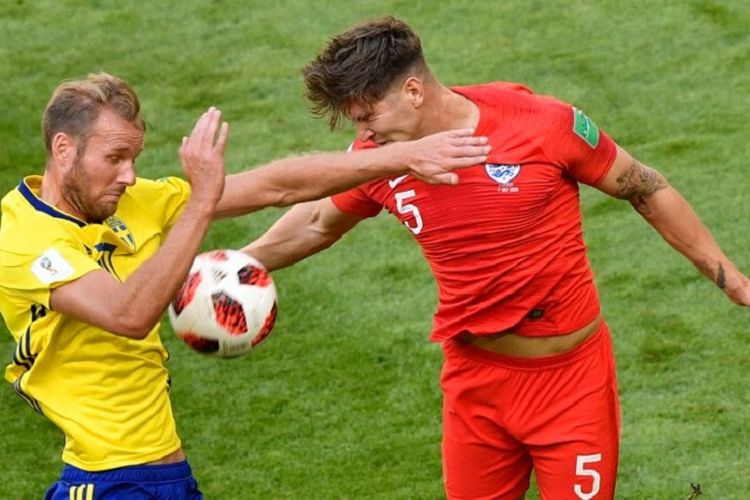 Viktor Claesson dan John Stones berduel di udara dalam pertandingan Swedia vs Inggris pada babak 8 besar atau perempat final Piala Dunia 2018 di Samara, 7 Juli 2018. 