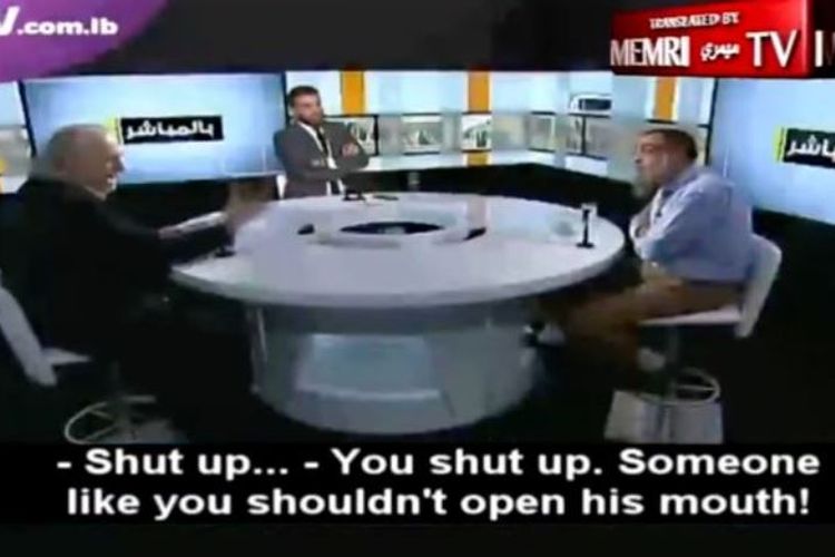 Dua narasumber baku hantam di studio sebuah stasiun televisi di Lebanon karena berbeda pendapat soal Suriah.