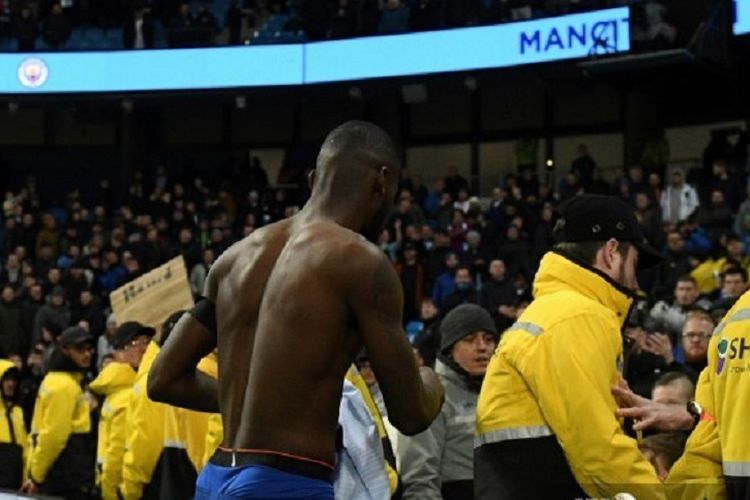 Bek Chelsea, Antonio Rudiger, meminta maaf kepada suporter setelah timnya dihajar Manchester City dengan skor 0-6 di Stadion Etihad, Minggu 10 Februari 2019.