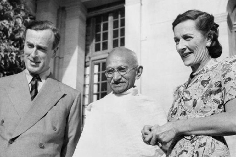 Mahatma Gandhi diapit raja muda Inggris untuk India Lord Louis Mountbatten dan istrinya, Edwina. Foto diambil pada 1947.