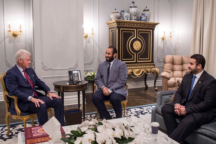Kerajaan Saudi merilis foto pada Kamis (29/3/2018) yang menunjukkan Putra Mahkota Mohammed bin Salman (tengah) dan saudaranya, Duta Besar Saudi untuk Amerika Serikat Khaled bin Salman (kanan) bertemu dengan mantan Presiden AS Bill Clinton (kiri) di New York, AS. (AFP/Istana Kerajaan Saudi/Bandar Al-Jaloud)
