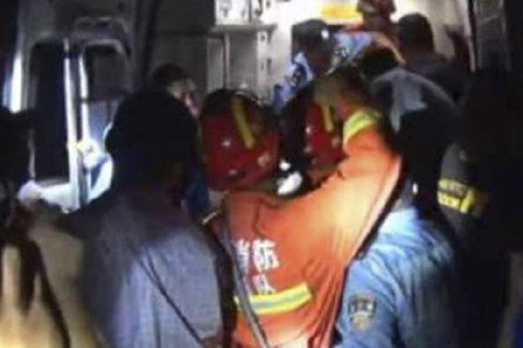 Paramedis dan relawan dari organisasi SAR Blue Sky Rescue mengevakuasi seorang pria berbobot 200 kilogram yang terluka karena jatuh dari kamar mandi apartemennya.