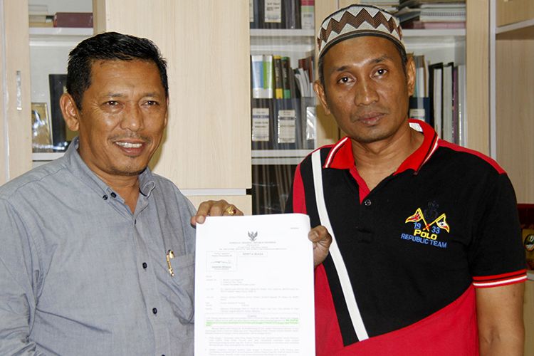 Alkhudri (kiri) Kepala DInas Sosial Provisinsi Aceh dan Rusli Bin Hasan (40) warga Aceh yang ditangkap dimalaisia karena diragukan kewarga negaraannya telah dipulangkan ke Aceh oleh Dinas Sosial Aceh, Selasa (13/11/2018)