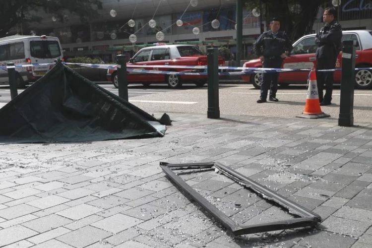 Lokasi insiden jatuhnya sebuah jendela dari lantai 16 hotel di Hong Kong yang menimpa dan menewaskan seorang pejalan kaki pada Senin (21/1/2019).