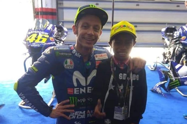 Dady, komentator MotoGP akhirnya bertemu dengan pebalap idolanya, Valentino Rossi di Malaysia.