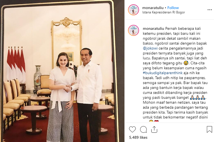 Artis peran Mona Ratuliu saat berfoto bersama Presiden Jokowi.