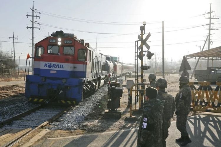 Rangkaian kereta api yang membawa delegasi Korea Selatan berangkat menuju Korea Utara dari zona demiliterisasi di Paju, pada Jumat (30/11/2018).