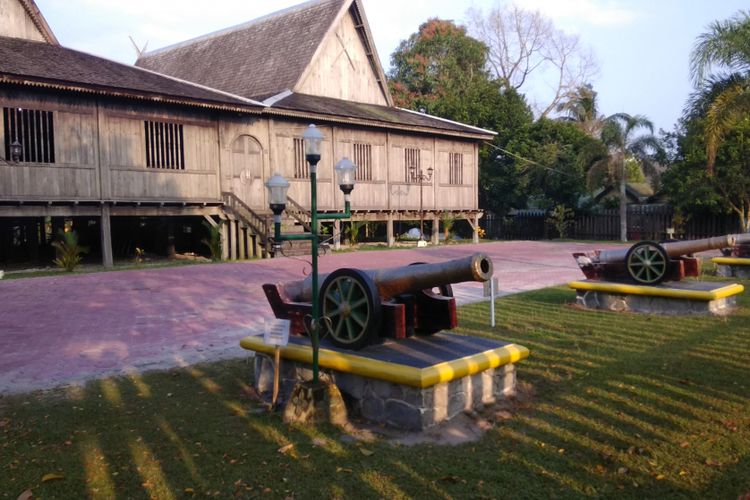 Obyek wisata Istana Kuning di Kota Pangkalan Bun, Kabupaten Kotawaringin Barat, Kalimantan Tengah, Sabtu (17/2/2018). Istana Kuning adalah salah satu tempat yang menjadi sejarah perkembangan Kerajaan Kutawaringin.