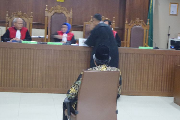 Gubernur Sulawesi Tenggara Nur Alam di Pengadilan Tipikor Jakarta, Senin (4/12/2017).