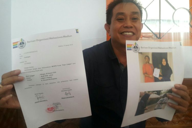 Ketua Panwaslu Kota Madiun, Kokok Heru Purwoko menunjukkan surat undangan Barisan Organisasi Mahasiswa Madiun yang mengundang pribadi bakal pasangan calon wali kota dan wakil wali kota Madiun, Rabu (31/1/2018).