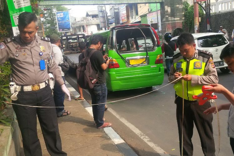 Anggota Satlantas Polres Sukabumi Kota saat olah tempat kejadian perkara di Jalan KH A Sanusi, Sukabumi, Jawa Barat, Minggu (28/10/2018)
