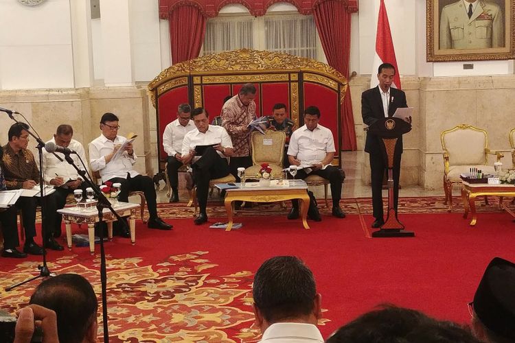 Presiden Joko Widodo bicara saat membuka rapat kabinet paripurna di Istana Negara, Jakarta, Rabu (3/1/2018).