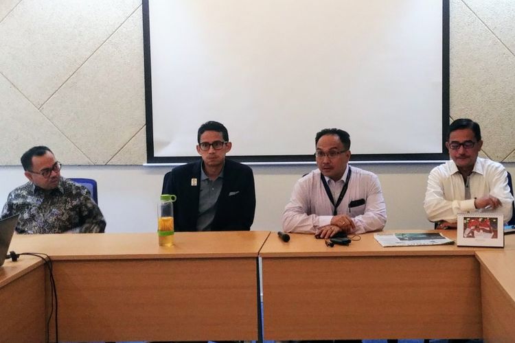 Bakal calon wakil presiden Sandiaga Uno didampingi oleh dua mantan menteri era Joko Widodo-Jusuf Kalla saat berkunjung ke Menara Kompas, Jakarta, Rabu (28/8/2018) petang. 