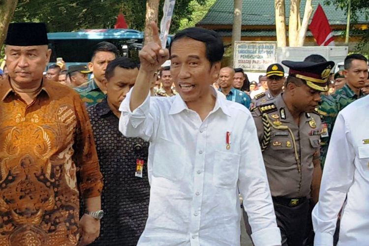 Presiden Joko Widodo membagikan 9.000 sertifikat tanah saat kunjungan kerjanya di Kabupaten Langkat, Sumatera Utara, Jumat (24/11/2017)