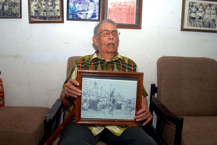 Mantan pembalap sepeda Hendra Gunawan alias Hendrik Brocks (77) memperlihatkan foto saat memasuki garis finish pada Asian Games 1962 Jakarta di rumahnya di Sukabumi, Jawa Barat, Rabu (29/8/2018).