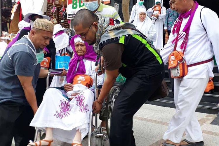 Sau Ambo (67), haji asal Gorontalo yang dipulangkan lebih awal dari jadwal. Ia mengalami sakit jantung saat melaksanakan haji.