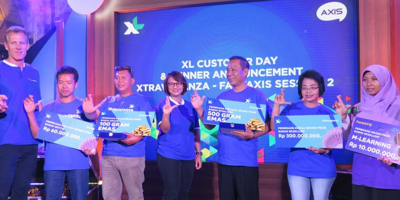 Direktur/Chief Commerce Officer XL Axiata, Allan Bonke, Presiden Direktur & CEO XL Axiata, Dian Siswarini bersama para pemenang kuiz Xtravagnaz dan FantAXIS dalam acara acara Program Apresiasi Bagi Pelanggan di Jakarta. Senin (4/9/2017)