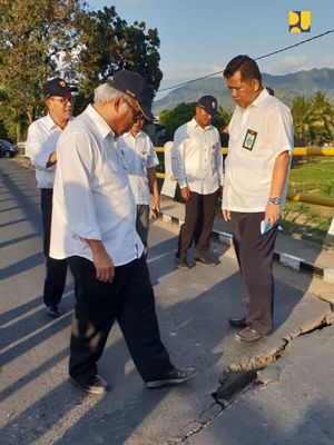Menteri PUPR Basuki Hadimuljono saat mengecek kondisi jembatan di Kabupaten Lombok Utara, Senin (6/8/2018).