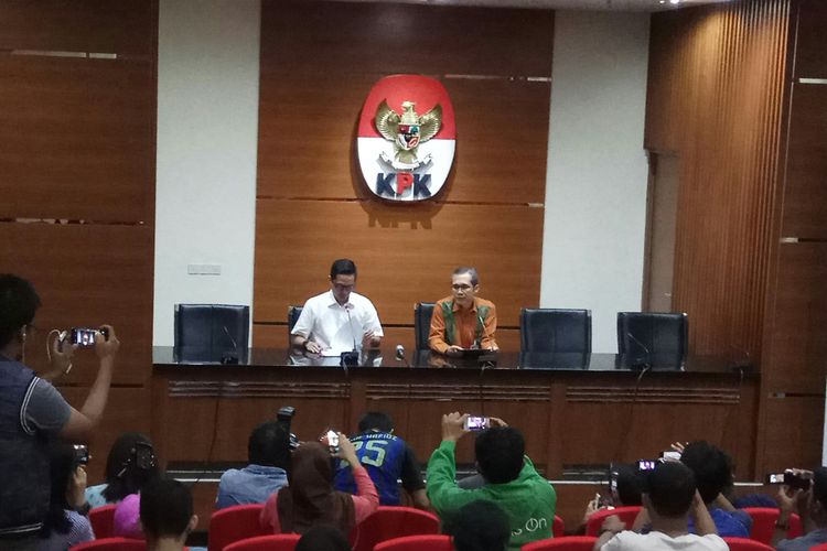 Juru Bicara KPK, Febri Diansyah dan Wakil Ketua KPK, Alexander Marwata dalam konferensi pers di KPK, Jakarta, Jumat (15/9/2017).