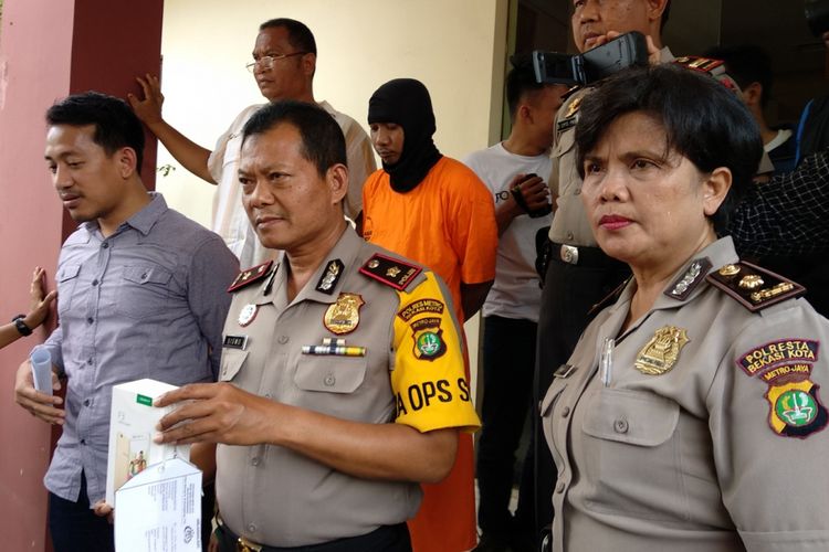 Pihak Kepolisian Bantar Gebang menangkap pelaku pemerasan dengan cara menabrakkan diri di Bekasi, Senin (2/4/3018)