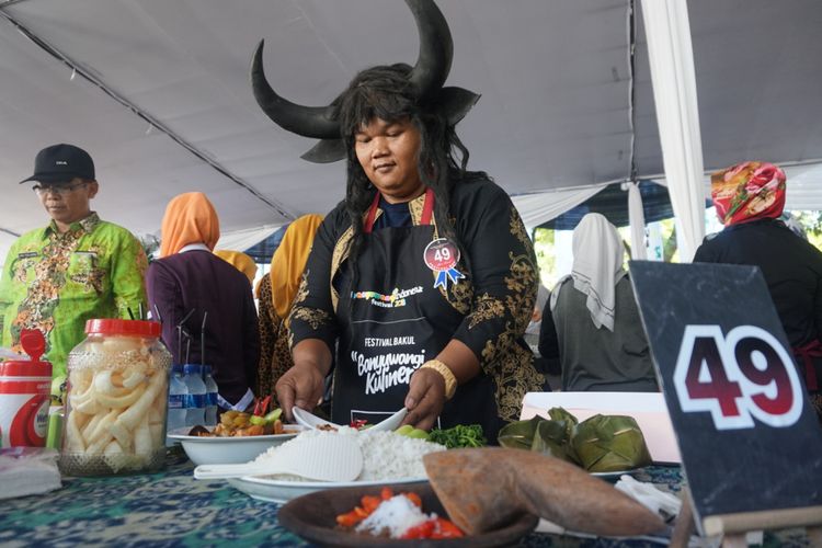 Mamet, warga Singojuruh yang ikut meramaikan Festival  Banyuwangi Kuliner dengan menggunakan kostum kerbau dilengkapi dengan tanduk dan surai, Kamis (12/4/2018).