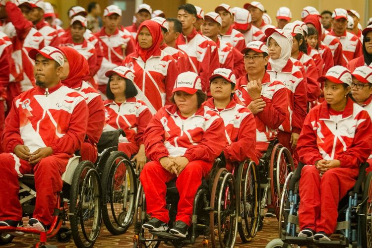 Atlet National Paralympic Commitee (NPC) mengikuti acara Pelepasan atlet NPC ke Asean Paragames 2017 di Hotel Dewangsa, Solo, Jawa Tengah, Selasa (12/9). Indonesia menurunkan 196 atlet National Paralympic Commitee (NPC) untuk 11 cabang olahraga pada Kejuaraan Asean Paragames 2017 di Malaysia 17-23 September mendatang. ANTARA FOTO/Mohammad Ayudha/Spt/17. 