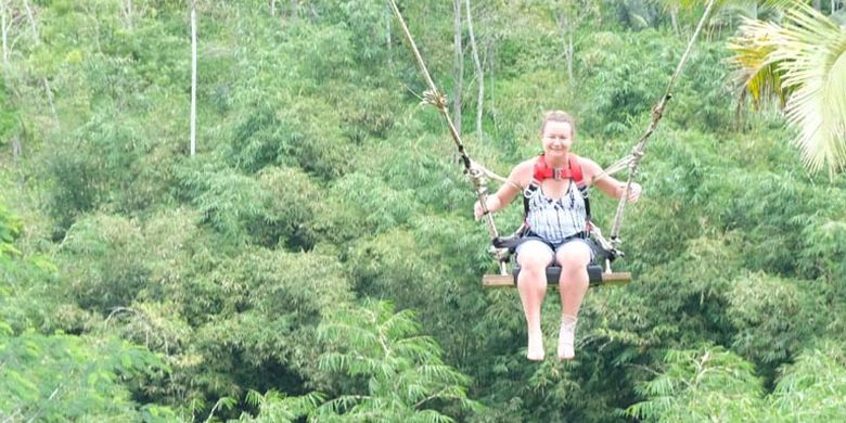 Wisatawan bermain ayunan di Satria Agrowisata, Jalan Raya Kintamani, Tampaksiring, Kabupaten Gianyar, Bali, Kamis (6/9/2018). Di sini wisatawan dapat menemukan tempat ngopi sekaligus belajar seluk beluk kopi. 