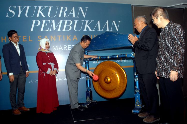 Wali Kota Sukabumi Mohamad Muraz memukul gong sebagai tanda syukuran pembukaan Hotel Santika Sukabumi di Jalan Bhayangkara, Kota Sukabumi, Jawa Barat, Rabu (14/3/2018).