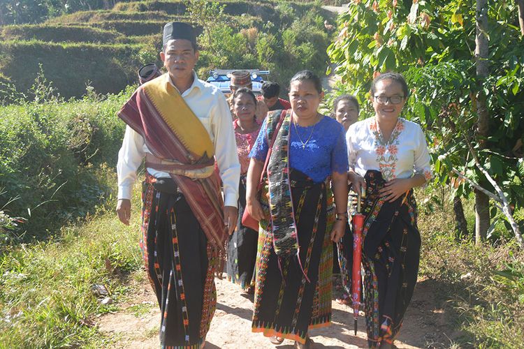 Pengantin dengan pakaian adat khas Uku Besi Wajur-Kolang, Desa Wajur, Kecamatan Kuwus Barat, Kabupaten Manggarai Barat, Flores, NTT, Kamis (11/7/2019) berjalan menuju Paang (pintu gerbang) dari Kampung Wajur saat dilangsungkan ritual Gerep Rugha Manuk. Ritual ini juga sebagai salah satu destinasi wisata di wilayah Utara dari Manggarai Barat.  