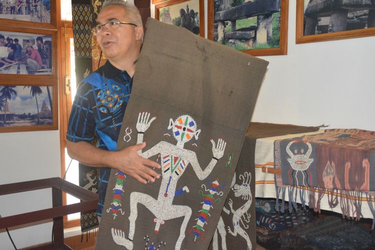 Pastor Robert Romane, C.Ss.R sedang menjelaskan kepada pengunjung tentang motif tenun Sumba di Rumah Budaya Sumba, Kamis (9/8/2018).  