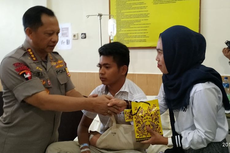 Kapolri Jenderal Tito Karnavian membesuk Bripda Rifki (19) yang mengalami luka panah di bagian tangan, di RS. Bhayangkara Jayapura, Papua. Bripka Rifki merupakan salah satu dari 4 personel kepolisian yang terluka saat terjadi kerusuhan di kabupaten Deiyai, pada 28 Agustus 2019