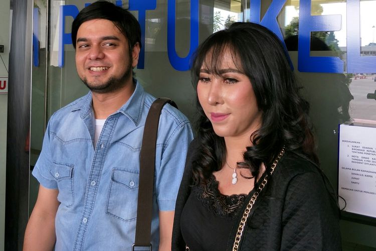 Pasangan artis Rio Reifan dan Henny Mona saat ditemui di Polda Metro Jaya, kawasan Semanggi, Jakarta Selatan, Kamis (30/5/2019).