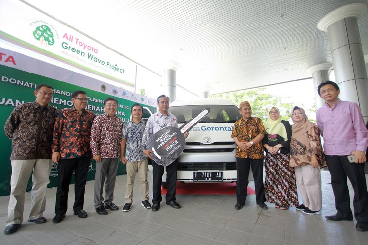 Penyerahan Hiace oleh Toyota Indonesia