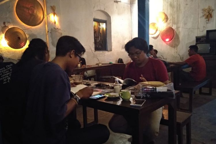 Suasana Mojag Coffee di Gambiran Mojoagung Jombang, Sabtu (5/1/2019) malam. Di kedai kopi ini, pengunjung bisa menikmati fasilitas membaca buku yang disediakan pengelola di setiap meja.