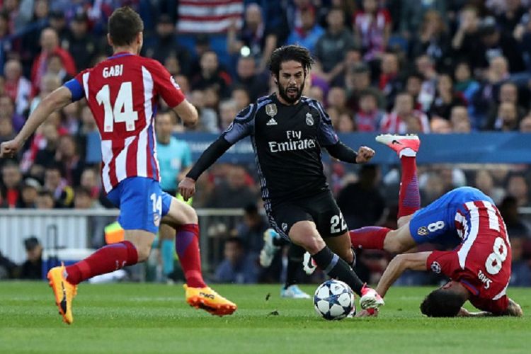 Gelandang Real Madrid, Isco, mencoba melewati hadangan dua pemain Atletico Madrid, Gabi dan Saul Niguez (terjatuh), pada pertandingan semifinal Liga Champions di Stadion Vicente Calderon, Rabu (10/5/2017). 