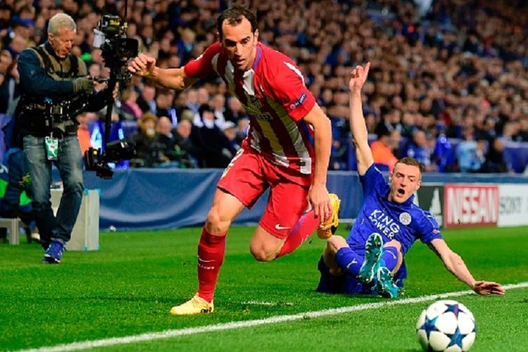 Bek Real Madrid, Diego Godin, memenangi duel perebutan bola dengan striker Leicester City, Jamie Vardy, pada pertandingan perempat final Liga Champions di Stadion King Power, Rabu (18/4/2017). 