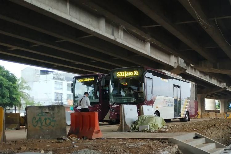 Dua unit bus Royaltrans di lahan parkir dekat Stasiun MRT Fatmawati tengah menanti penumpang, Senin (22/4/2019).