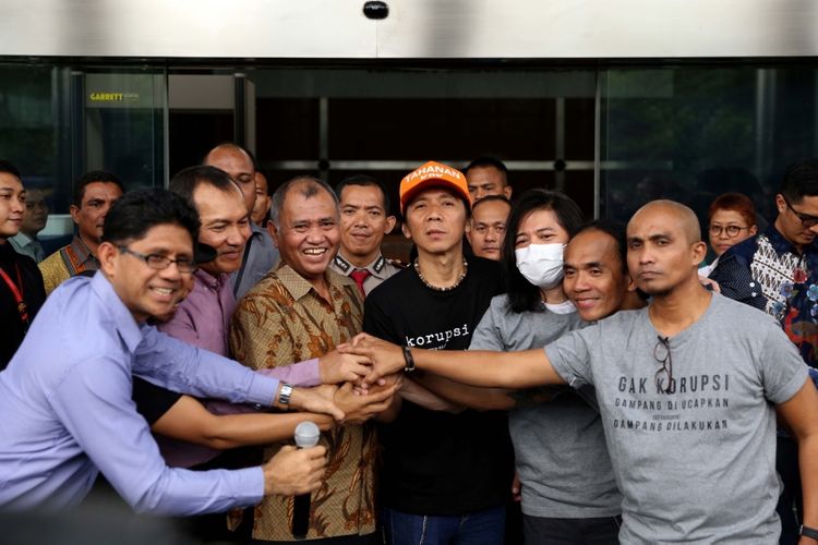 Wakil Ketua KPK Laode Muhammad Syarif (kiri), Ketua KPK Agus Rahardjo (ketiga dari kiri) dan Grup Band Slank memberikan keterangan pers di Gedung Komisi Pemberantasan Korupsi (KPK), Jakarta, Kamis (13/7/2017). Aksi dukung KPK ini dihadiri oleh Masyarakat sipil antikorupsi, Akademisi, Seniman, Budayawan, Pemuka Agama, Mahasiswa dan mereka menyuarakan penolakan terhadap hak angket KPK.