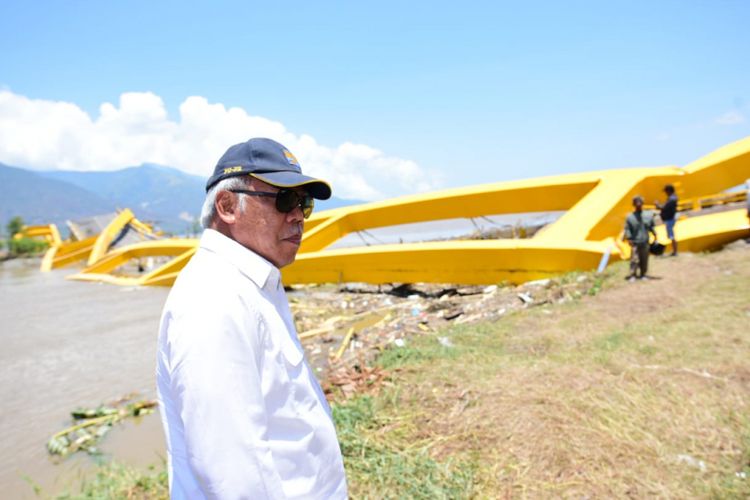 Menteri PUPR Basuki Hadimuljono melihat kondisi Jembatan Palu IV atau Jembatan Kuning yang rubuh saat terjadi gempa dan tsunami, Senin (1/10/2018).