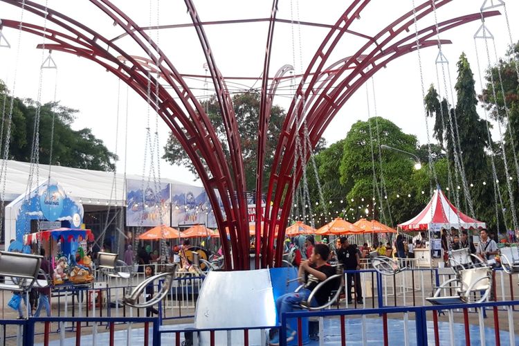 Pengunjung mulai menaiki wahana komidi putar yang sempat roboh di PRJ, Kemayoran, Jakarta Pusat. Rabu (12/6/2019)